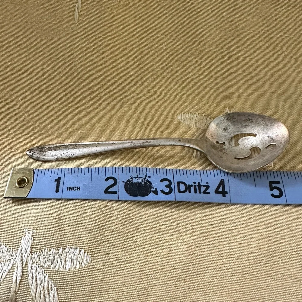 Vintage Meriden Silverplate Co. 1960 First Lady Sugar Sifter Spoon.